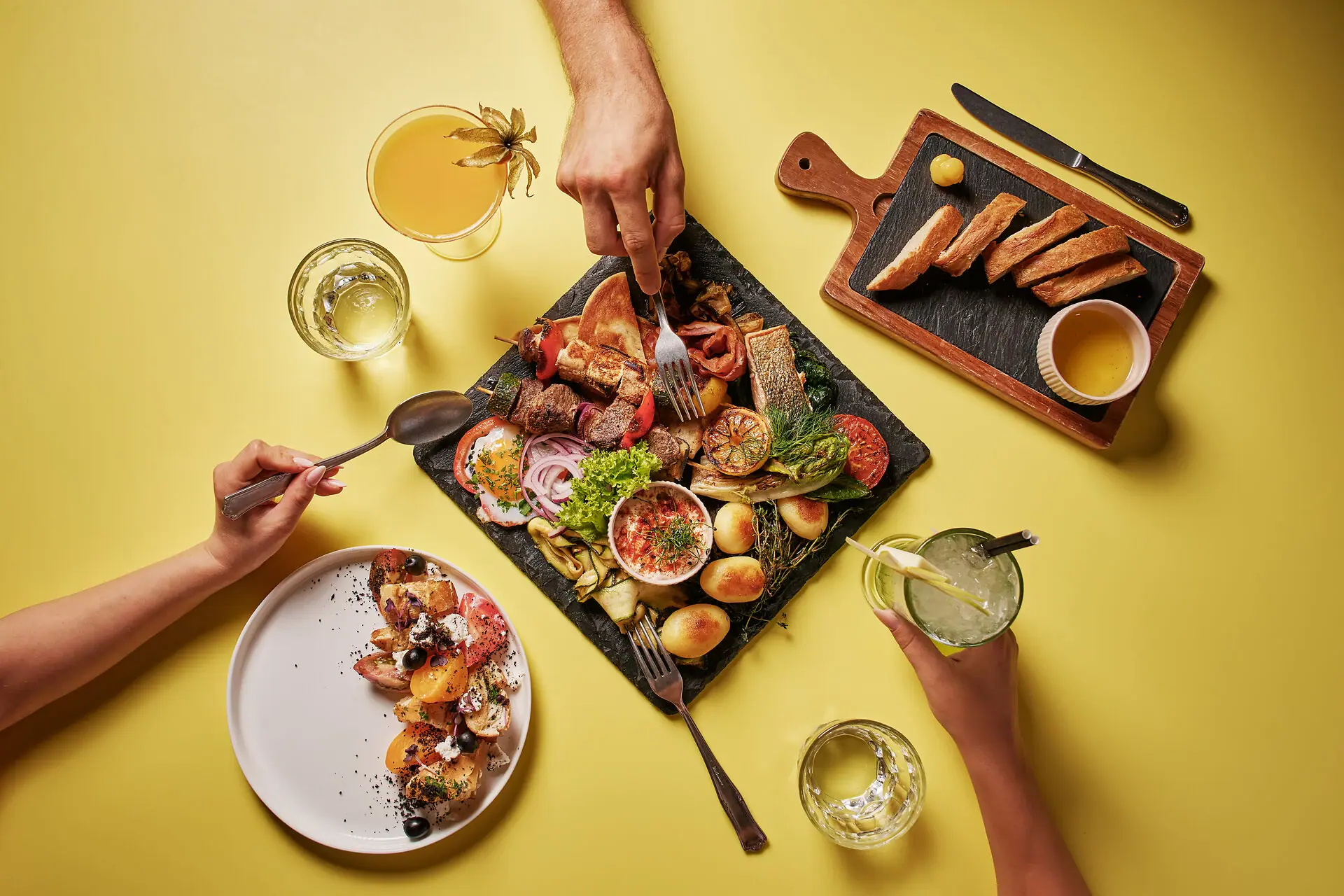 Spice it up! Eine Gruppe von Menschen isst gemeinsam.