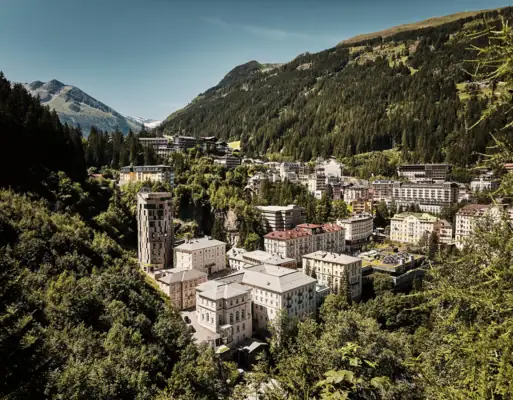 Das Gasteiner Tal mit Bergen und Bäumen umgeben. 