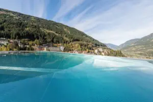 Rooftop Infinity Pool Ein Zimmer mit einem Bett und einem gelben Stuhl.