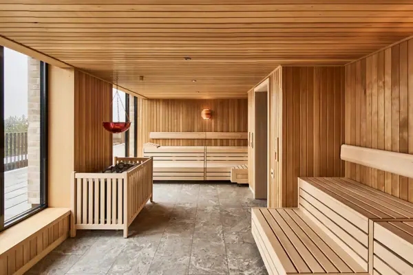 Sauna Eine Sauna im Urban Nature Hotel St. Peter-Ording mit Holzwänden und einer Bank.