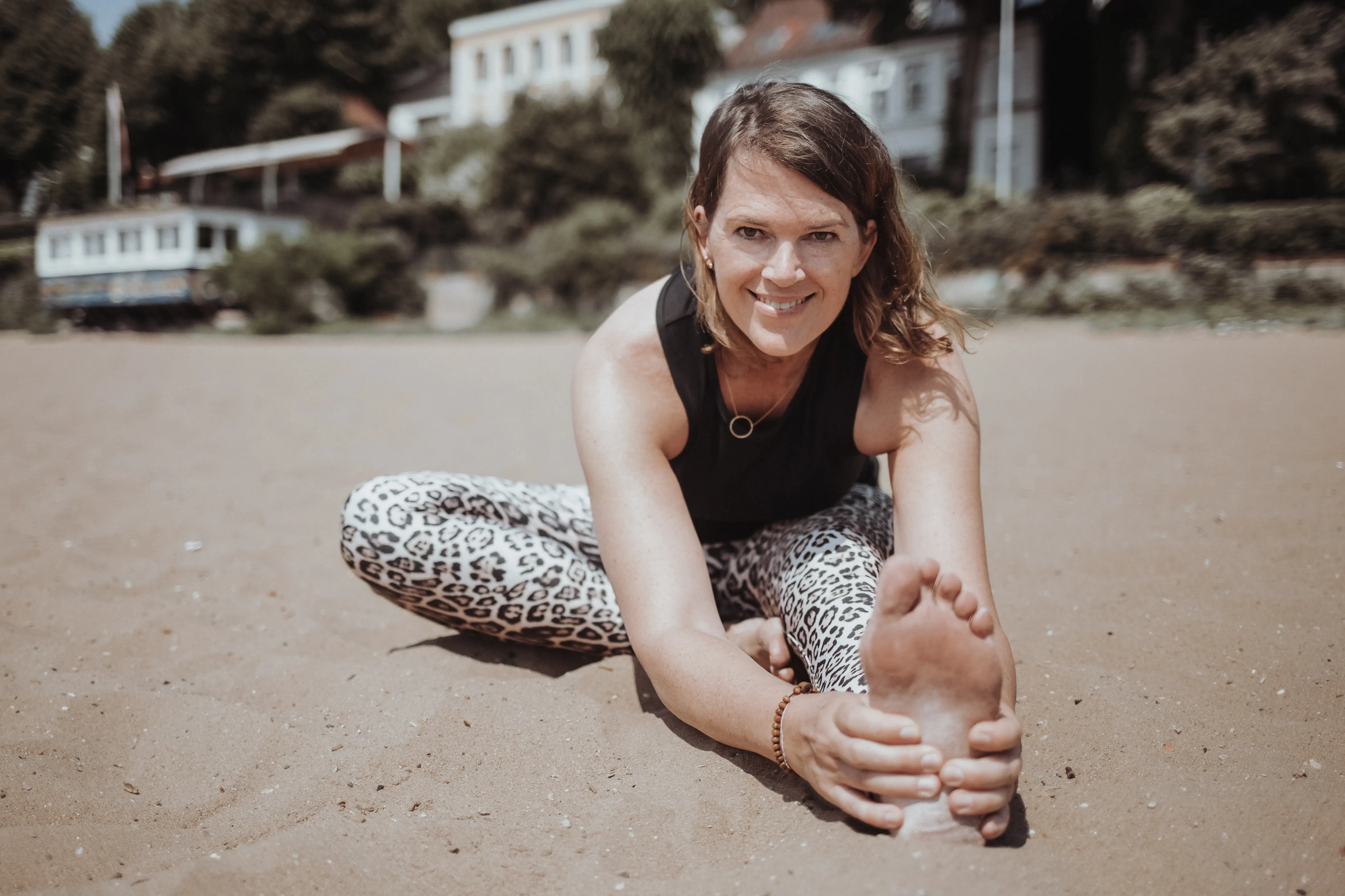 Melanie Blaue Portrait Frau in Yoga-Pose