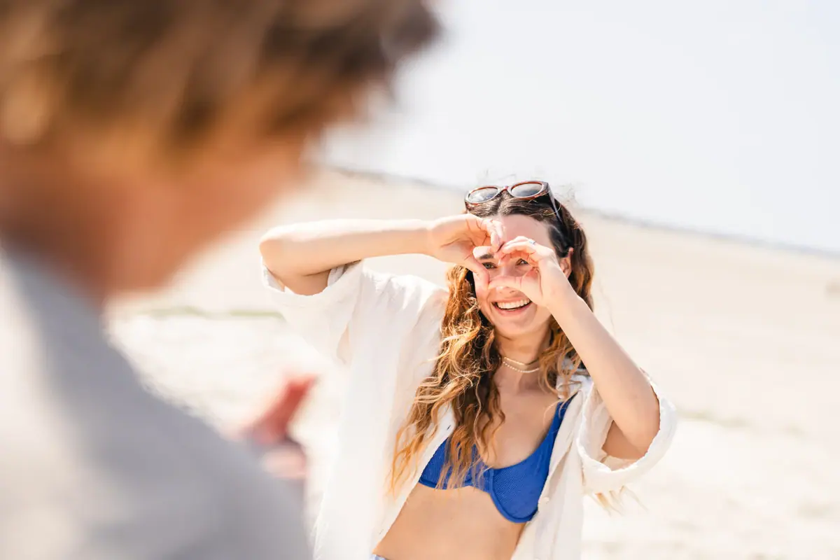 Strand von St. Peter-Ording Eine Frau in einem Bikini formt mit ihren Händen ein Herz.