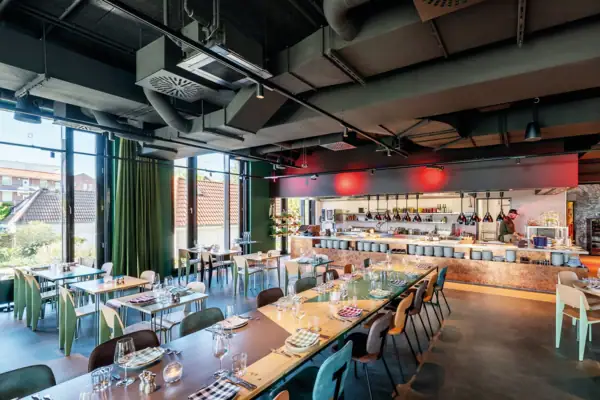 Ein Restaurant mit Tischen und Stühlen.