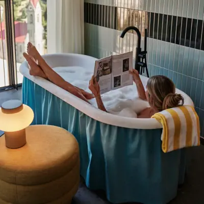 Badewanne Eine Frau in einer Badewanne liest ein Buch.