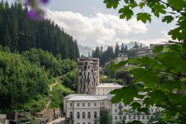 Das Urban Nature Hotel Bad Gastein von außen mit den Bergen im Hintergrund.