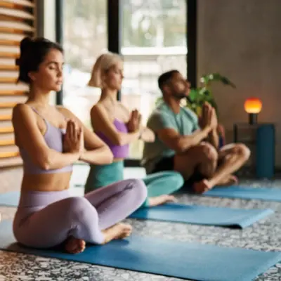 Gruppe junger Menschen bei einer Yoga-Session im modernen Studio