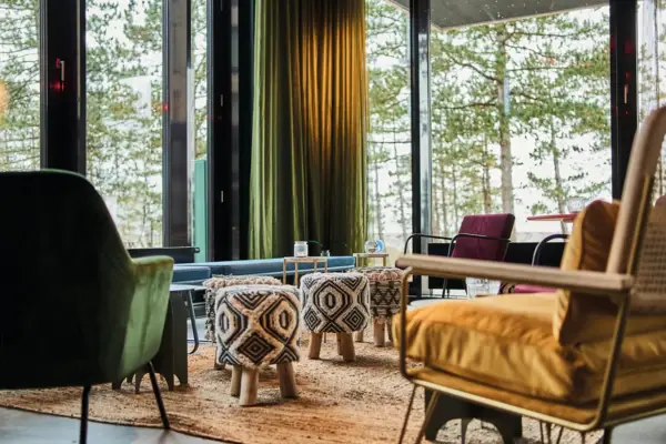 Eine Sitzecke in einer Bar mit gemütlichen, bunten Sesseln und Hockern.