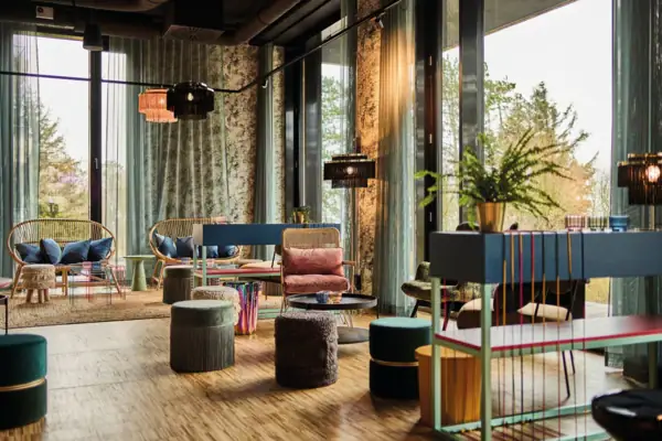 Verschiedene Sitzecken in der Drifter's Hang Out Bar in St. Peter-Ording