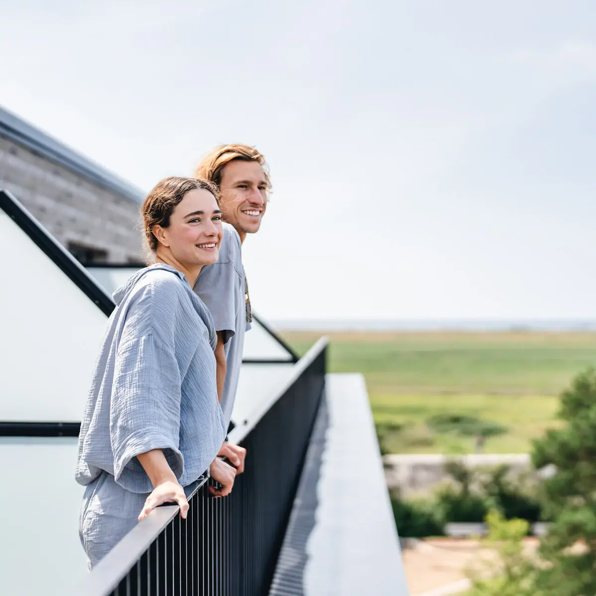 Ein Mann und eine Frau stehen auf einem Balkon.