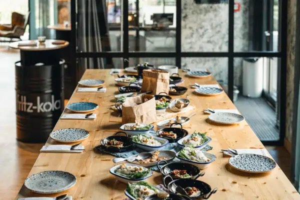 Tisch Auntie Clara Eine gedeckte Tafel mit viele Sitzplätzen uns mehreren Tellergerichten in der Mitte vom Teilen.