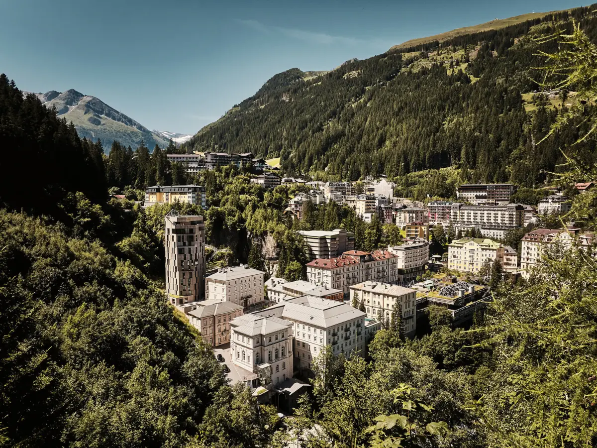 Panoramaaufnahme von Bad Gastein Panoramaaufnahme von Bad Gastein mit historischen Gebäuden, moderner Architektur und umliegender Alpenlandschaft im Sommer