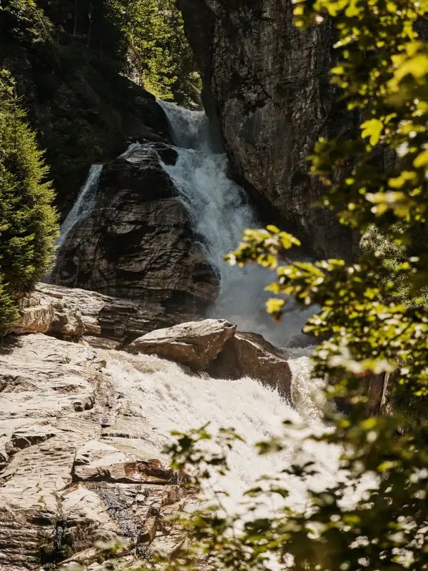 Ein Wasserfall fließt zwischen einer Schlucht hindurch.