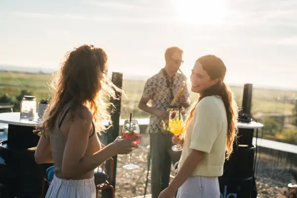 Eine Gruppe von Frauen hält Getränke.