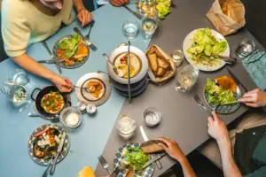 Eine Gruppe von Menschen beim Essen an einem Tisch.