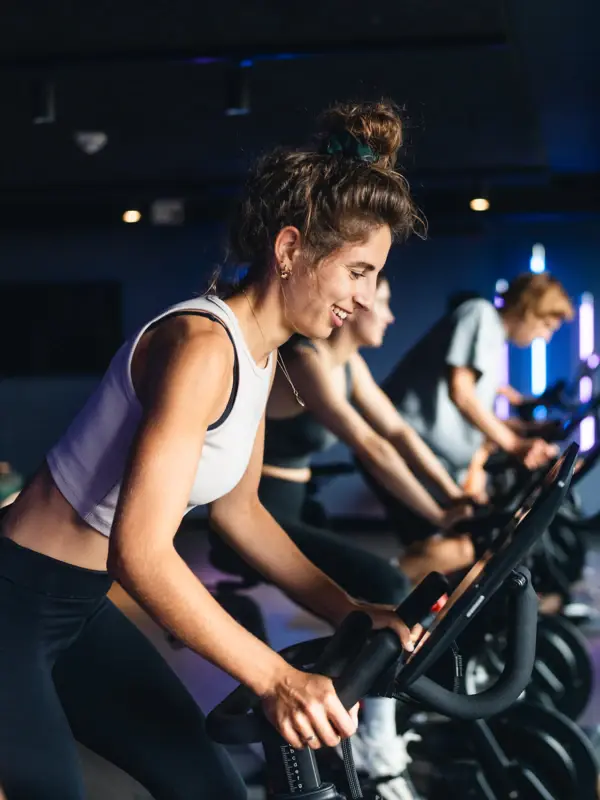Eine Gruppe von Menschen auf Peloton Bikes beim Indoor-Cycling im Urban Nature St. Peter-Ording.