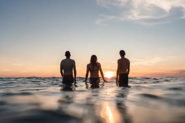 Eine Gruppe von Menschen steht im Wasser.