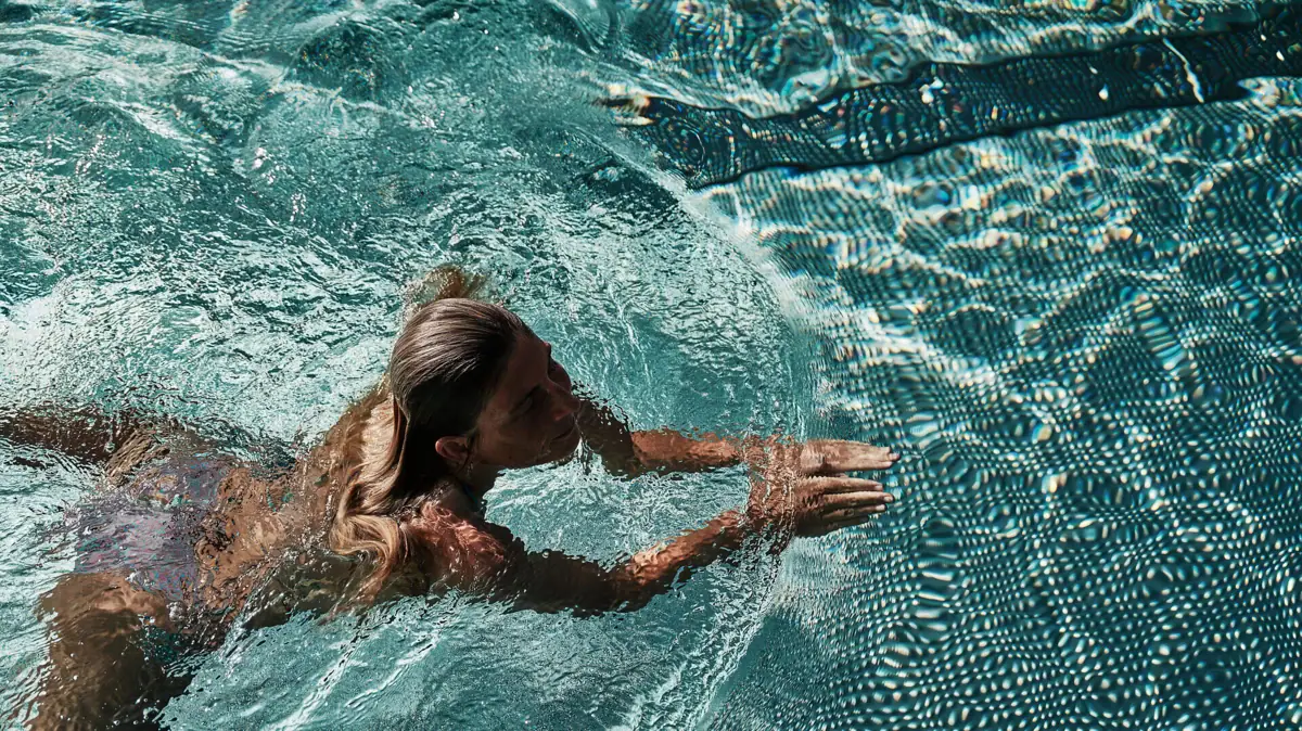 Pool im Urban Nature in Bad Gastein Eine Frau schwimmt in einem Pool.