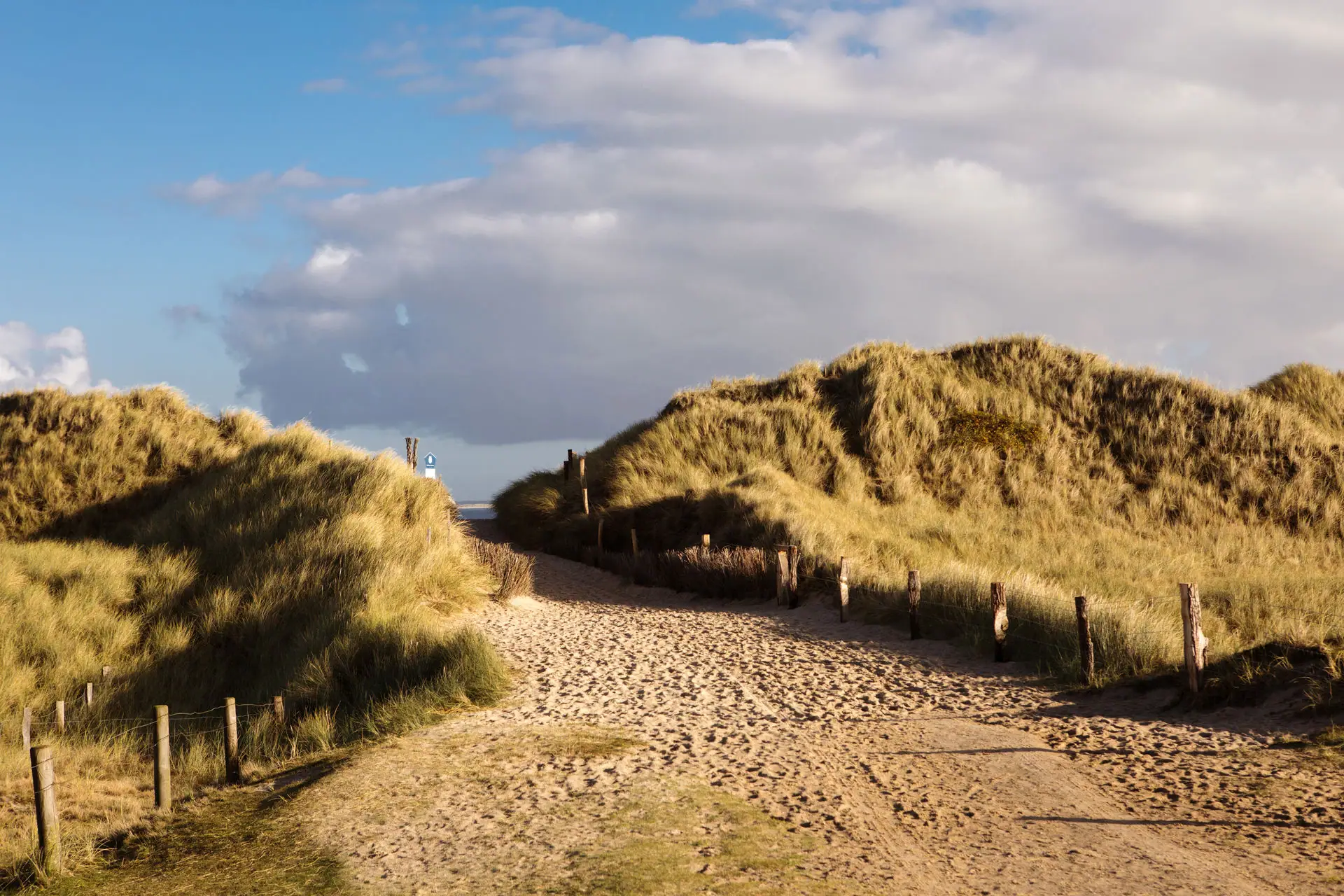Ein sandiger Weg zwischen den Dünen auf Sylt.