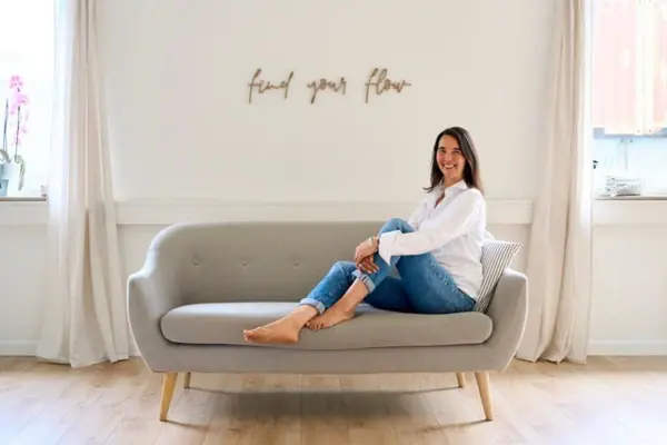 Eine Frau sitzt auf einem Sofa.