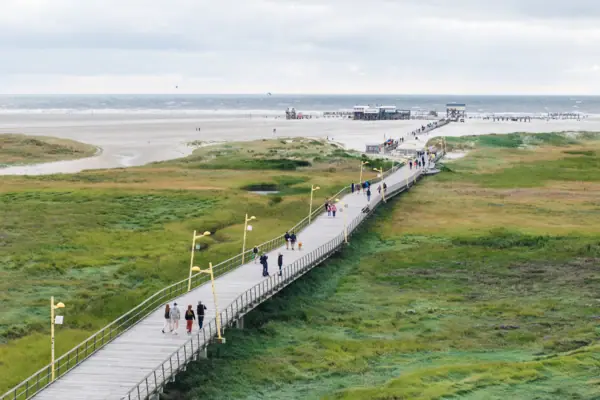 Der Strandabschnitt Bad im St. Peter-Ording mit der Seebrücke bis zum Strand und der Nordsee im Hintergrund.