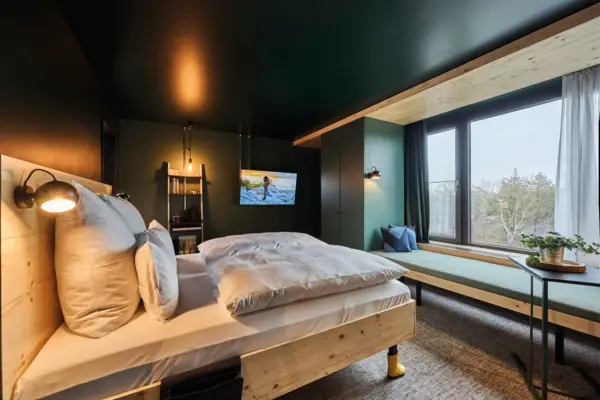 Ein Zimmer mit einem Bett und einem Fenster.