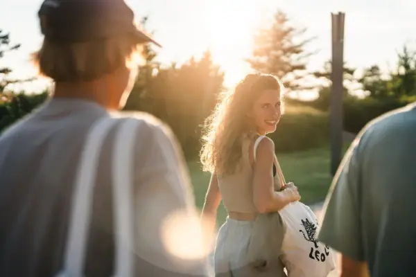 Eine Frau dreht sich zur Kamera um und lächelt.