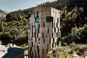 Hohes Gebäude mit vielen Fenstern