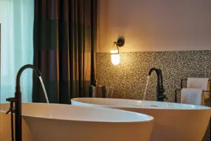 Badewanne mit fließendem Wasser