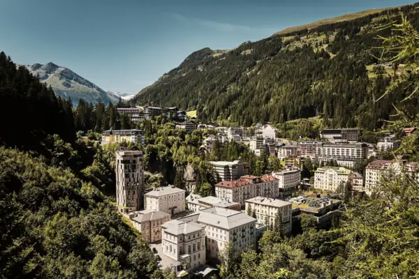 Das Gasteiner Tal mit Bergen und Bäumen umgeben. 