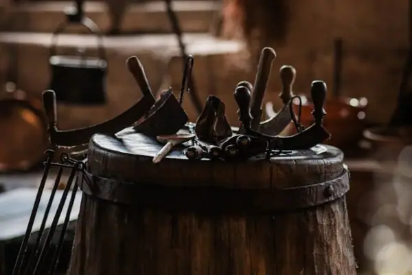 Mehrere Werkzeuge auf einem Holzstumpf.