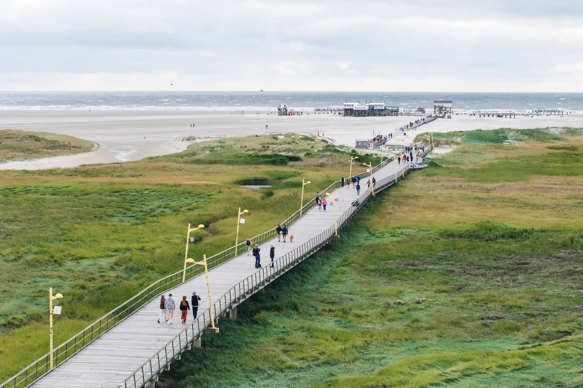Seebrücke St. Peter-Ording Die Seebrücke von St. Peter-Ording, die über sie Salzwiesen zum Strand führt.