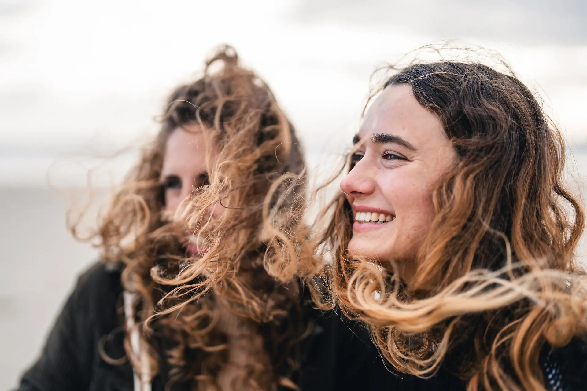 Eine Frau mit vom Wind verwehten Haaren.