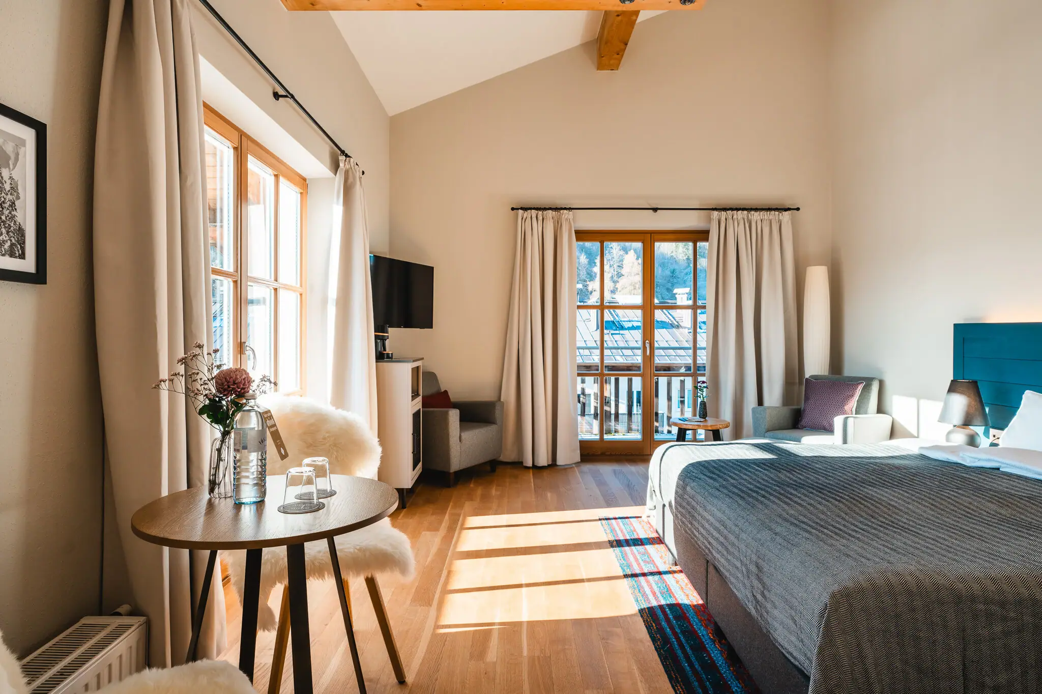 Ein Zimmer mit einem Bett, einem Tisch und Stühlen.