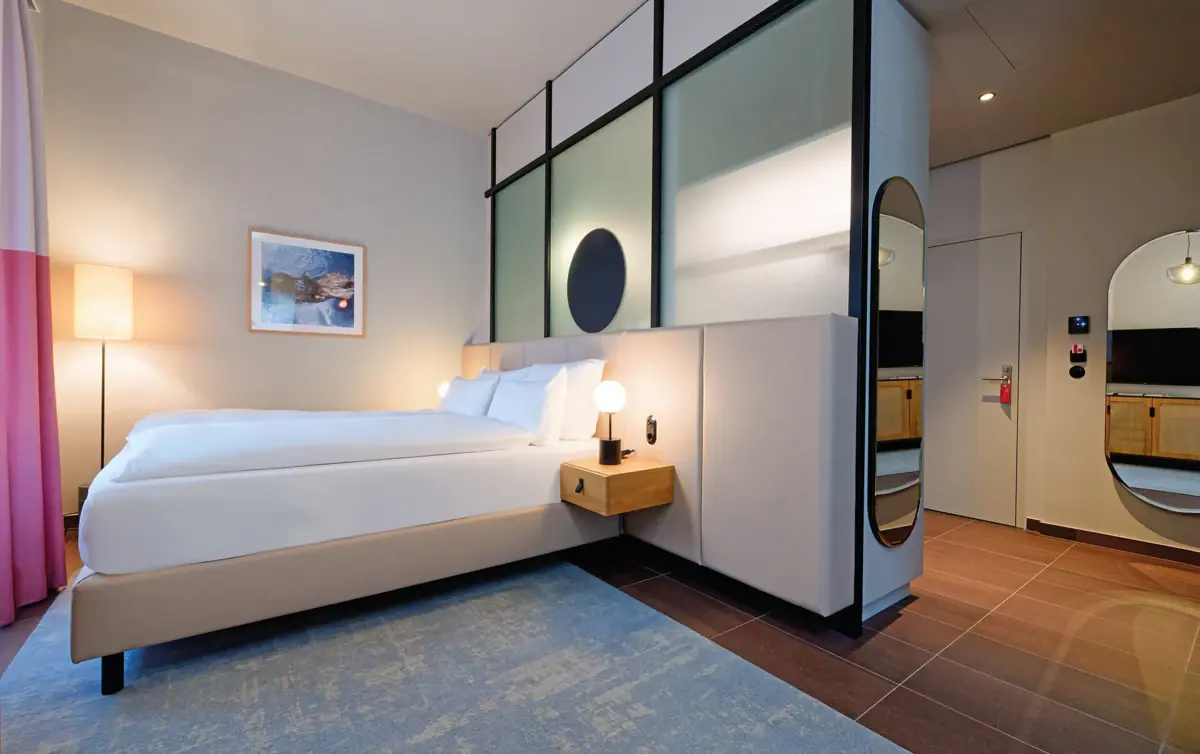 Schlafzimmer mit Bett und Spiegel