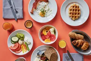 Ein Tisch mit Tellern voller Essen und Getränken.