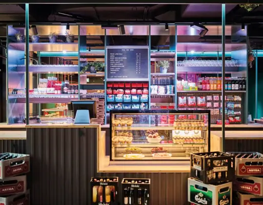 Store and Stuff Kiosk Ein Kiosk mit einer Theke und vielen Bierkästen davor.