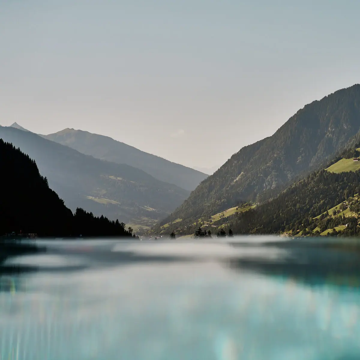 Ein Gewässer mit Bergen im Hintergrund.