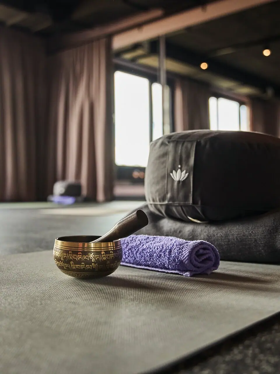 Yogamatte mit einer Schüssel und einem Handtuch darauf