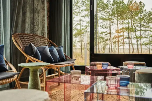 Eine gemütliche Lounge-Ecke mit Sitzgelegenheiten und bunten Kissen.
