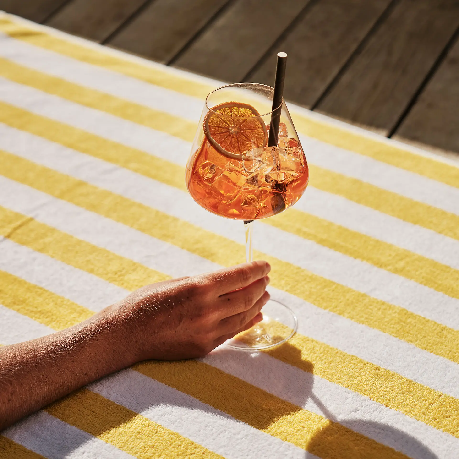 Aperiol Spritz auf Badehandtuch