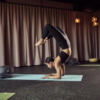 Eine Frau macht Yoga auf einer Matte.