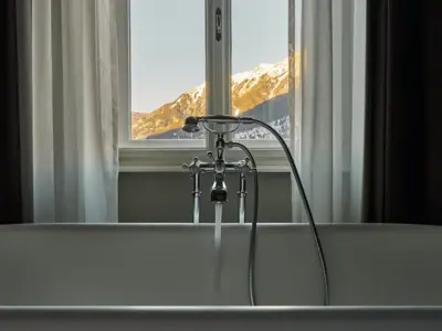 Badewanne Bad Gastein Eine Badewanne steht vor einem Fenster.