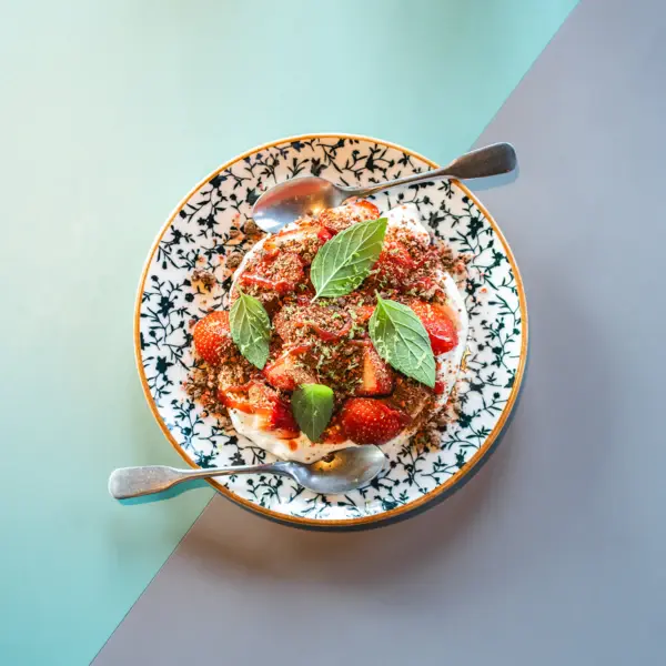 Ein Tellergericht von oben fotografiert mit Tomaten und Basilikum.