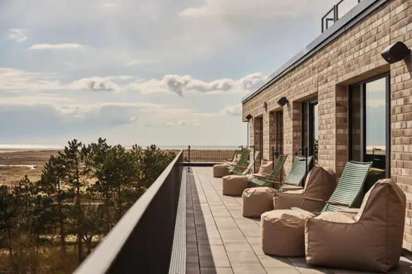 Terrasse mit Stühlen und Himmel im Hintergrund.