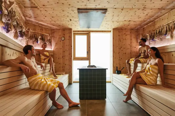 Eine Gruppe von Menschen in einer Sauna.