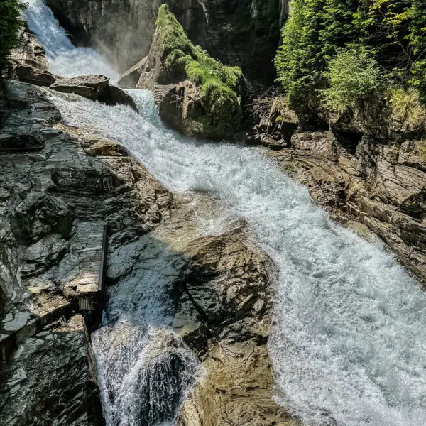Ein Fluss, der durch eine felsige Schlucht fließt.