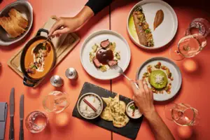 Ein Tisch mit Tellern voller Essen.