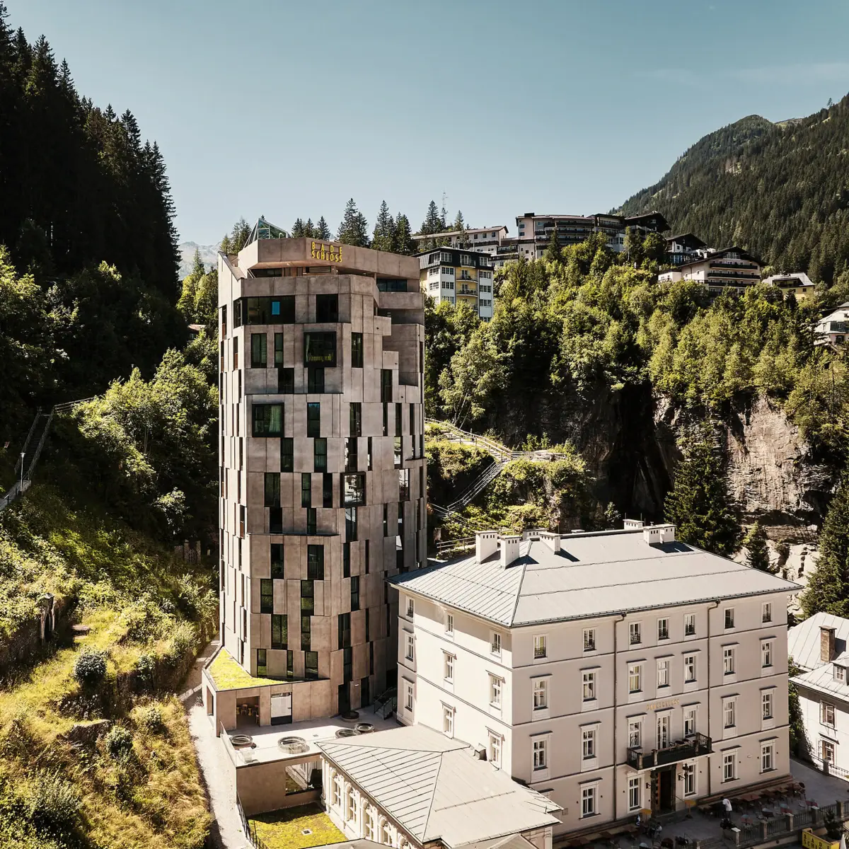 Das Urban Nature Hotel Bad Gastein von außen mit den Bergen im Hintergrund.