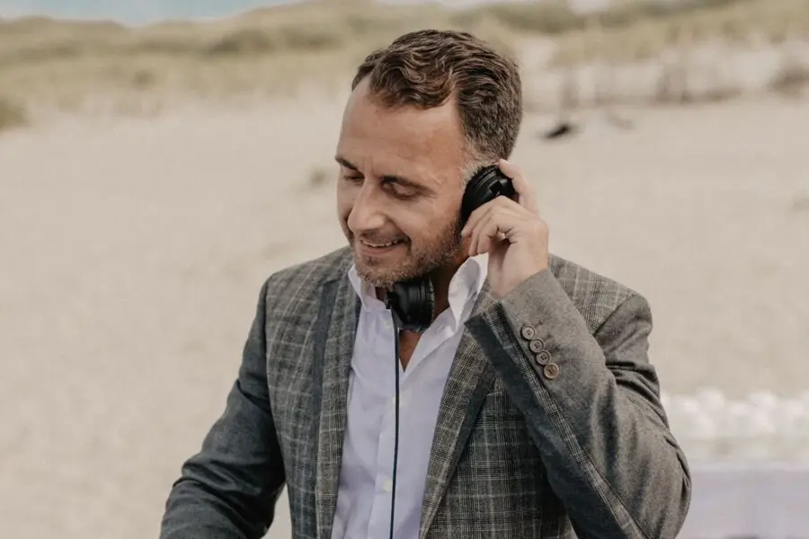 DJ Sascha Balkenhol Mann mit Köpfhörer am Ohr