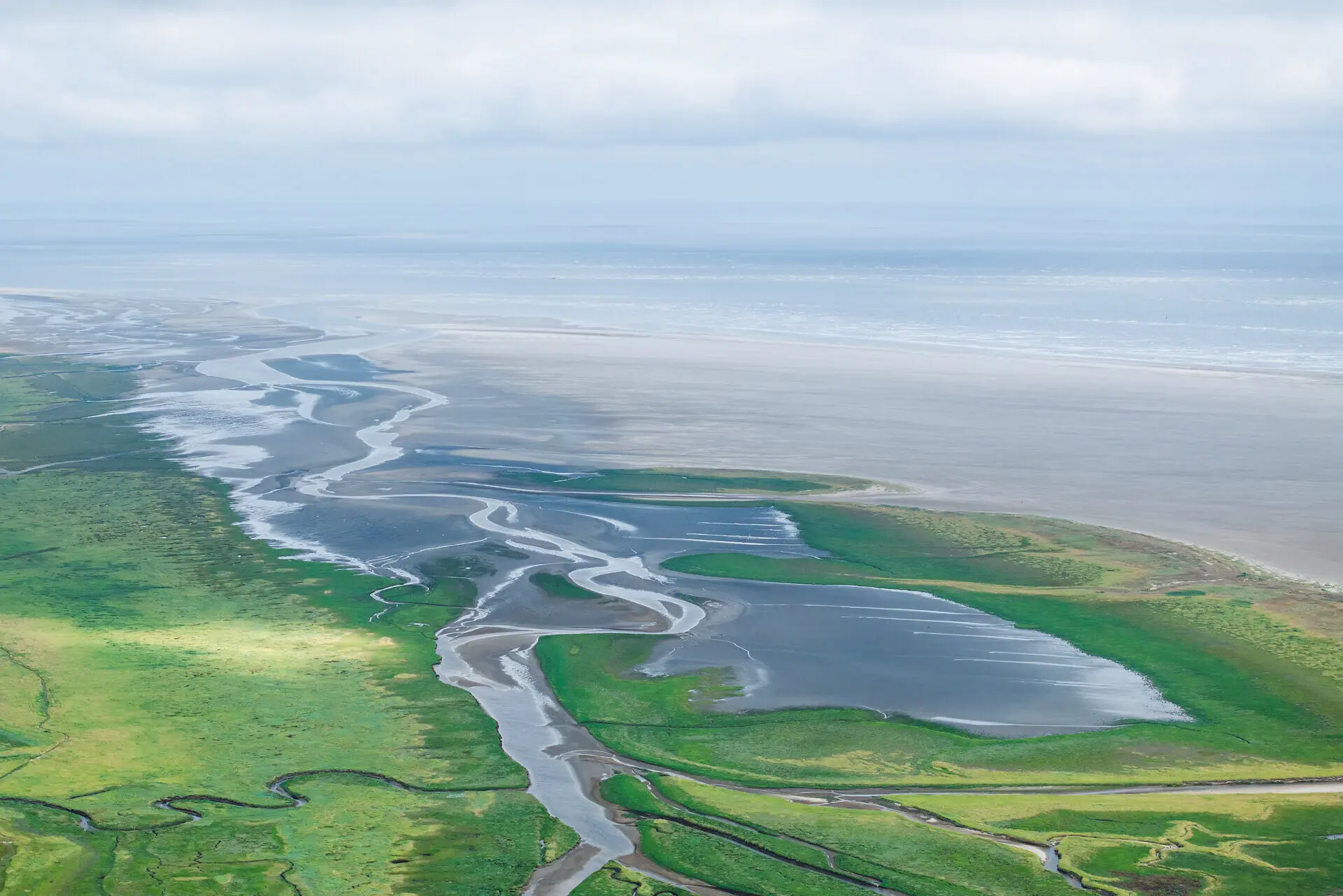 Küste St. Peter-Ording Die Küste von St. Peter-Ording von oben fotografiert, mit den Salzwiesen, dem Strand und der Nordsee.